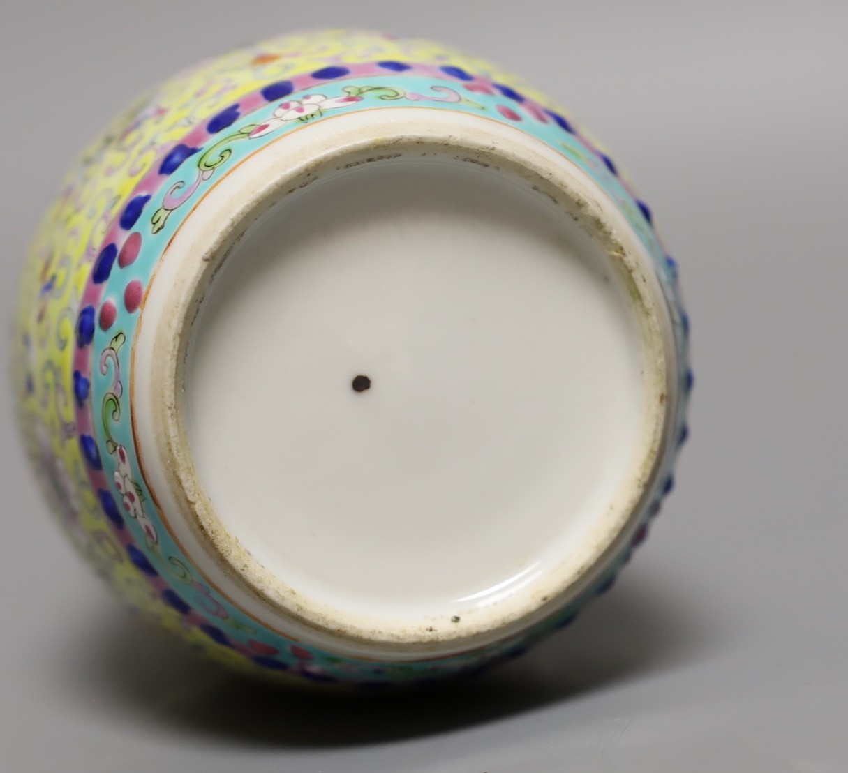 A 20th century Chinese jar and cover, 11cm